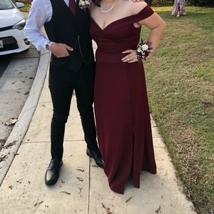 Burgundy Off the Shoulder Dress 💃🏻